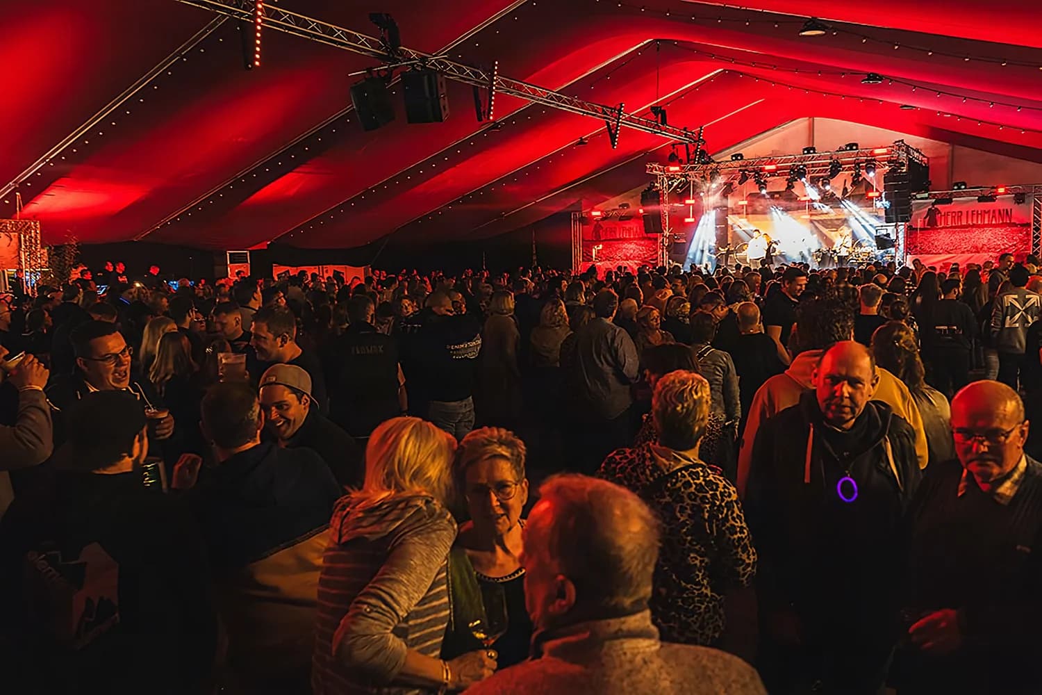 Volles Hubertuszelt in rotem Licht